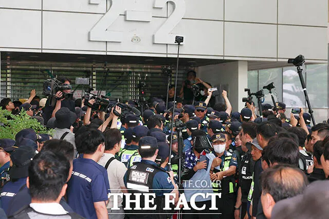 국조특위에 "배지 내놔" 경찰에 "중국 공안"…27일 만에 열린 개표소

경찰 1500명 투입해 진입로 확보출입문 이동조치 과정서 1명 체포국회
