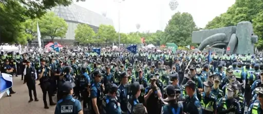 질서를 위한 경찰이 이렇게 많아?

듣기로는 2만명? 정도라고 들었는데

님들 진짜 국내에서 해결 가능하다고 생각하시죠?

2-1 애들 아직도 