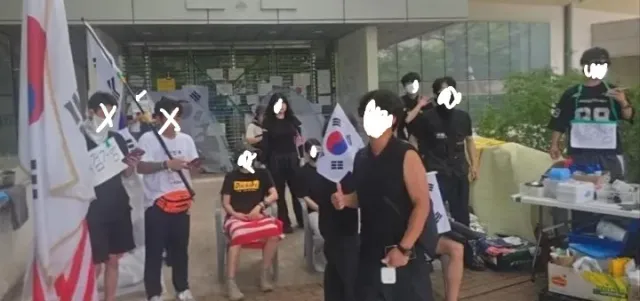 문신 양아치 쁘락지가 진짜 많습니다. 
철다르크 집단린치한 양아치가 자동문 마냥 나온걸
애국청년인것마냥 포장하려하네요.
진실은 숨길 수 없다 ^