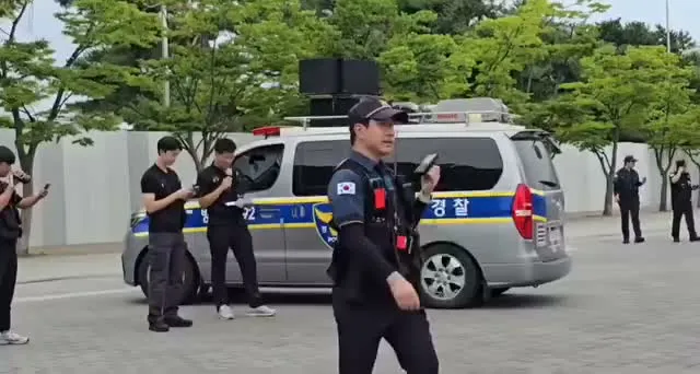 실시간 올공 상황

1. 경찰, 확성기로 방송 중
내용 : 
- 자발적으로 출입구에서 떠날 것
- 경찰폭행시 처벌 
- 증거 수집할거임

2. 