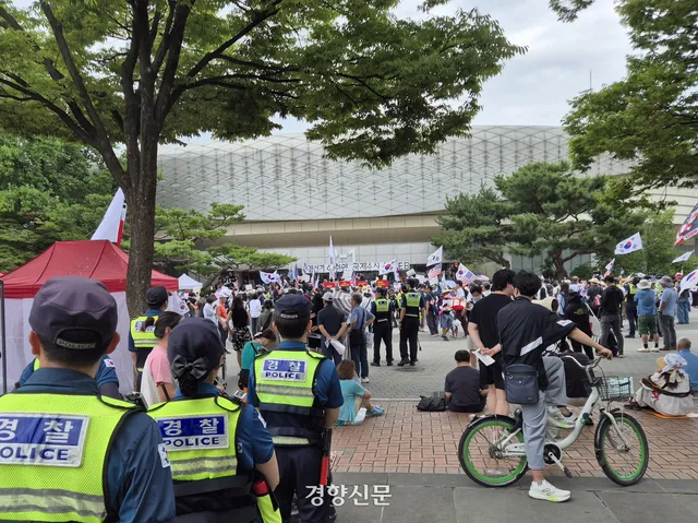 “참정권 보장”에서 “부정선거”로…‘초심’잃은 시위는 어디로 가...

지난 1일 찾아간 서울 송파구 올림픽공원 핸드볼경기장 개표소 봉쇄 시위 