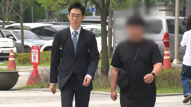 '잠실개표소 경찰 폭행' 20대 남성 2명, 구속 심사

서울동부지방법원은 오늘(2일) 잠실 개표소 봉쇄 시위 첫날, 경찰관을 폭행한 혐의를 받