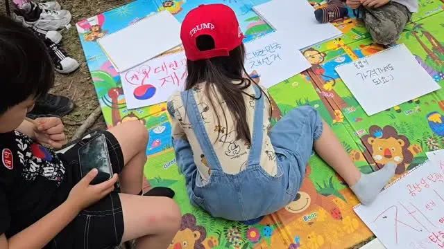 잠실 올공에서 아이들이 그려주는 재선거 수제 포스터😍😍😍너무 심쿵했고 보물하나 건져갑니다!

이 나라의 미래가 너무너무 밝은데요? ㅠㅠ