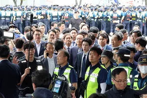 잠실 집회 27일만에…국조특위, 올림픽공원 개표소 진입 시도

6·3 지방선거 당시 발생한 투표용지 부족 사태를 규명하기 위해 국회 국정조사특별