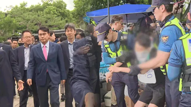 다시 긴장 감돈 올림픽공원…시위대 고성·몸싸움

[앵커] 하지만 잠실 개표소 현장 조사는 진입 과정부터 순탄치 않았습니다. 집회 참가자들이 몰려