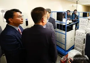 선관위 국조특위, 올림픽공원 진입해 투표함 확인…반출 없이 재봉쇄

6·3지방선거 투표용지 부족 사태의 실체를 규명하기 위한 국회 국정조사 특별