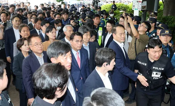 국조특위, 투표함 CCTV 미비 지적…윤상현 “재검표 검토를”(종합)

- 경찰 협조 속 40분간 조사 진행    - 與, 샤워실에 투표함 보관