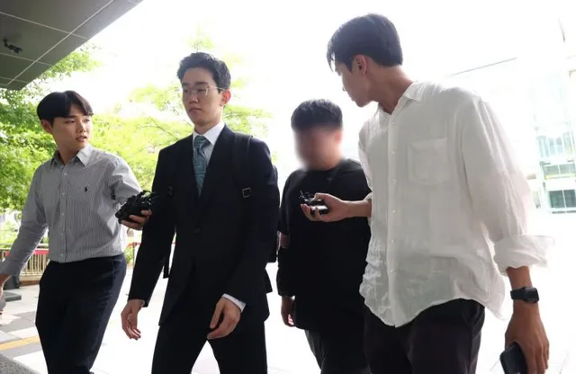 잠실 시위 중 경찰 폭행 20대들 구속영장 기각…"도주 염려 없어"

'잠실 개표소 봉쇄 시위'에서 경찰관을 폭행한 20대 남성들이 구속을 면했