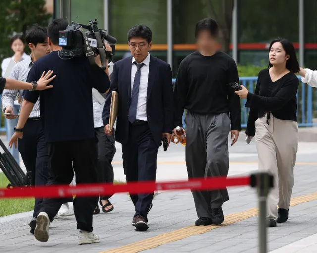 '잠실 개표소 시위' 경찰 폭행 20대 남성 2명 구속영장 기각

'잠실 개표소 봉쇄' 시위에서 경찰을 폭행한 혐의를 20대 남성 2명이 구속을