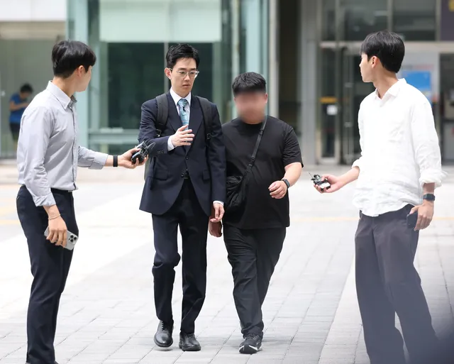 [속보]‘잠실 시위’ 현장서 경찰 폭행한 남성 2명 구속 면해…“증거 ...

서울 송파구 올림픽공원 개표소 봉쇄 시위 현장에서 ‘선거관리위원회