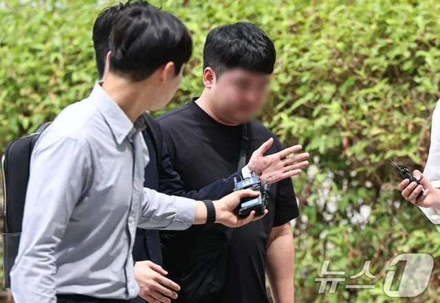'개표소 경찰 폭행' 20대男 2명 구속 면해…"증거 인멸·도주 염려 없어...

서울 송파구 올림픽공원잠실개표소 봉쇄시위 초기 현장에서 경찰관