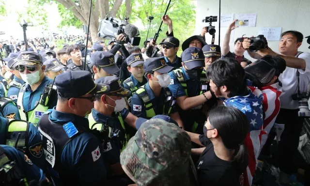 경찰 폭행 ‘개표소 시위대’ 2명 구속영장 기각…“도주 염려 없어”

서울 올림픽공원 집회에서 경찰관을 폭행한 혐의를 받는 20대 남성 2명의 