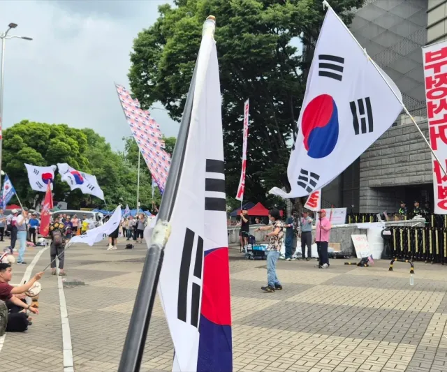 태극기 중간 사이즈로 받아서
1시간 30분 휘둘럿다 ㅋㅋㅋㅋㅋㅋㅋㅋㅋㅋㅋ

아따 운동많이 된다~~~
오늘좀 빠졌을라나?!?!?
기대중🤣🔥🤣