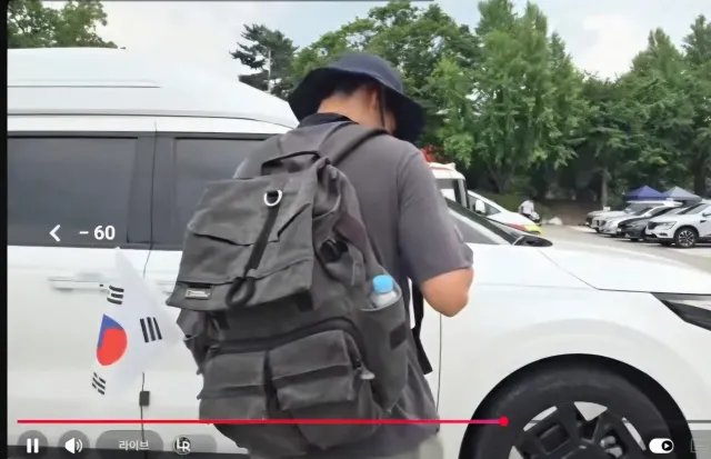 즈난길의 두부칼 자 모 c~~~~~~~~~~
태극기가 거꾸로 네요? 껄껄 신기하군요?
이것도 거짓말로 자모를 깠자나여 
하려나?ㅋㅋㅋㅋ

예상해