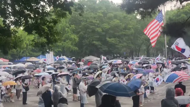 비가 퍼붓다가 맑아짐. 오늘 저녁6시반쯤에서 현재 8시 올림픽공원
평일 이른저녁 비온후라 시원하다