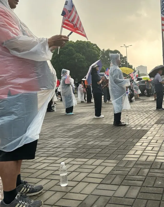 멀리 떨어져 있다가 젊은 20대가 비 폭우같이 오니 어느새 어르신과 우산 나눠 쓰고 구호 외침. 올공은 나이 갈라치기 없다.