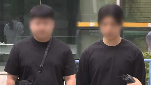 잠실 개표소 봉쇄 시위서 경찰 때린 20대들 구속영장 기각

잠실 개표소 봉쇄 시위 과정에서 경찰관을 폭행한 혐의를 받는 20대 남성들의 구속영