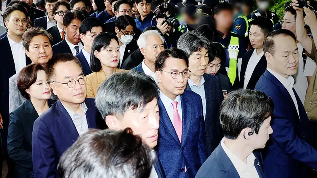 27일 만에 잠실 개표소 진입…투표지 247만 장 확인

서울 올림픽공원 개표소가 봉쇄 시위 27일 만에 열렸습니다. 투표용지 부족 사태 국회 