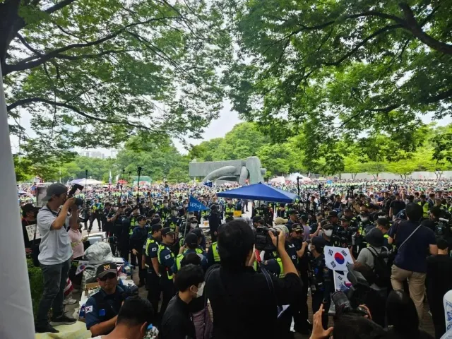 이야 "한미공조 A-WEB"으로 시끌시끌해지니까

타이밍 좋게 "공권력 투입"으로 화제를 덮어버리죠?

🤷🤷‍♂️🤷‍♀️🤷🤷‍♂️🤷‍