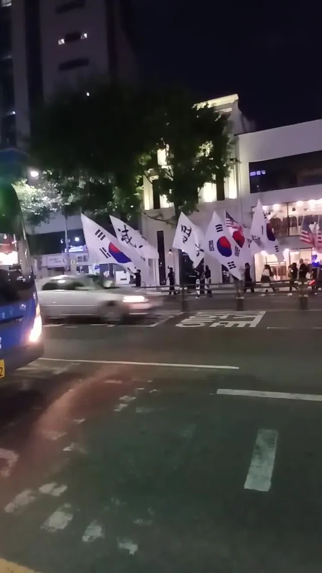 날이 갈수록 줄이 더길구나 대구는 멋져부러
태극기도 대빵 크고
멸공 글씨도 오늘은 대빵 크네!!

부정선거 재선거!!!
더운데 고생많아요 울 대