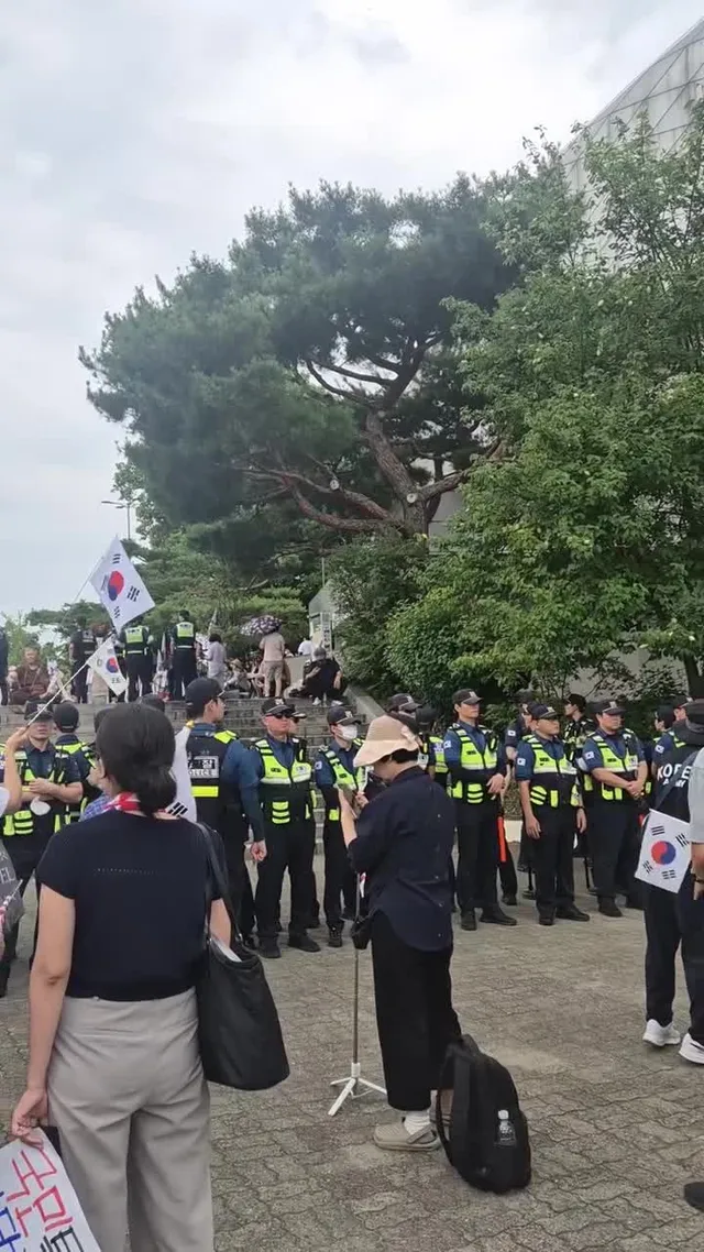 우리가 할 수 있는건 애국가를 부르는 것 뿐이지만, 이게 가장 강력한 무기입니다.
올공 해산 안됐고, 투표함도 이동하지 않았으니 계속 이어나가야