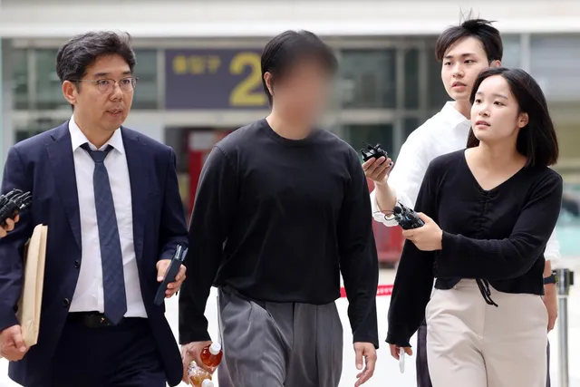 잠실 개표소에서 경찰 폭행한 20대들, 구속영장 기각

(선관위 용지 부족 사태) 서울 송파구 올림픽공원 개표소에서 경찰 폭행 혐의를 받은 20