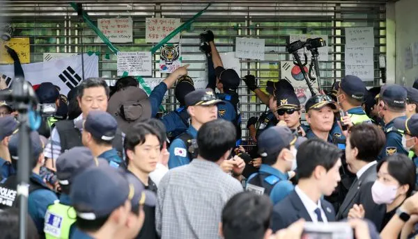법원, '잠실 개표소 시위' 경찰 폭행 20대 2명 구속영장 기각

법원이 잠실 개표소 봉쇄 시위 당시 경찰관을 폭행한 혐의를 받는 남성들에 대