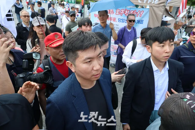 '韓 체육회, 뿔났다' 잠실 개표소 봉쇄 장기화에 "법적 조치 검토"

'잠실 개표소 시위'에 따른 올림픽공원 핸드볼경기장 봉쇄 장기화 상황과 