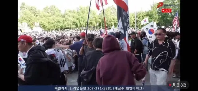 맨 앞줄 기괴합니다.
감자기 성조기 내려라로 선동되고
성조기 부수니 환호하고
성조기 강탈하고는 앞 줄 사람은 재선거 외치며 뒤쪽 눈치 보는 게.