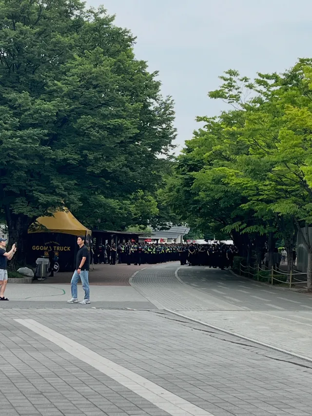 올공에서 오늘 느낀 점

1. 거대한 공권력이 나와 여기있는 시민을 지켜주는 힘이 아니란 것을 알았을 때 매우 무기력함과 공포를 느낌

2. 반
