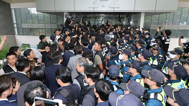 국조특위, '봉쇄 27일 만' 잠실개표소 진입…"재선거" 항의 속 40분 현장...

국조특위, '봉쇄 27일 만' 잠실개표소 진입…"재선거" 