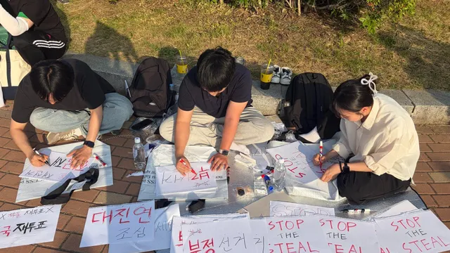 깨어난 친구들이 구호를 바꾸고 있군요! 파이팅!