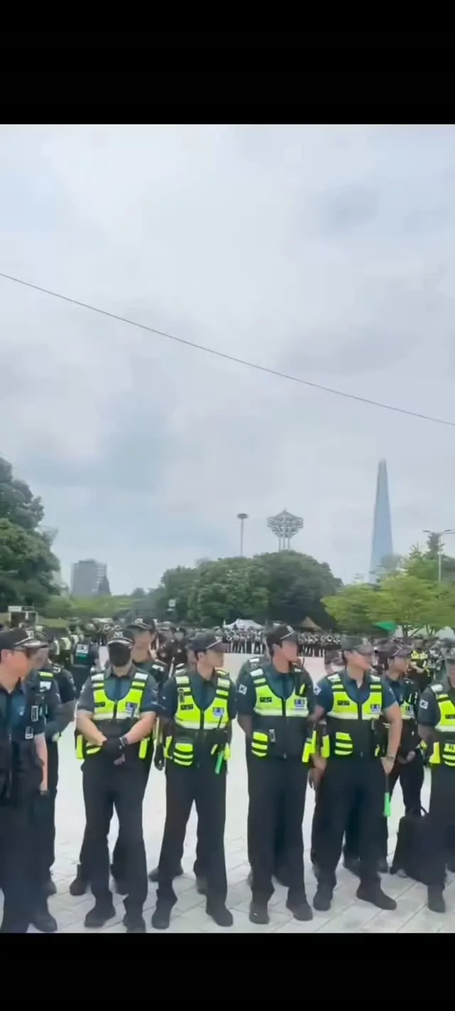 여러분 올공이 이상합니다
이거 기록 남겨야돼요

들어가려면 출입증내래요
공포 정치냐고
눈물이 나서 꾹 참았다
왜 눈물이 나려 했나

우파분들 저