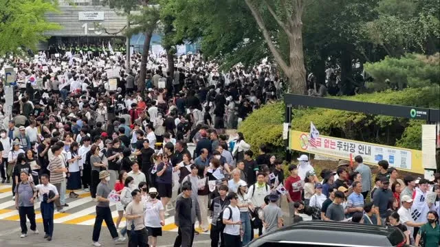 3일차 18:40 현황

장소도 계속 진화중이고,

재선거 불씨는 더 커지는중