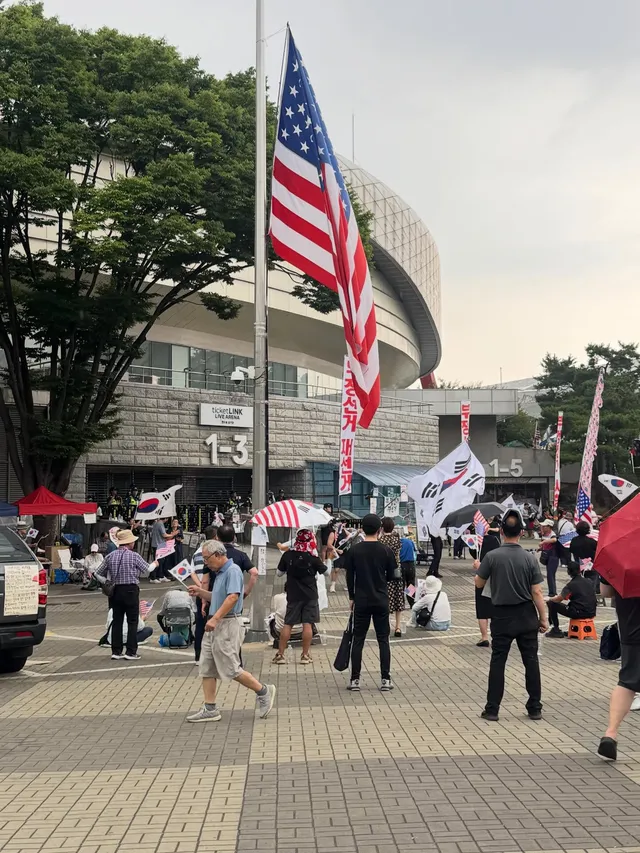 대구 교습소 원장은 교습소 방학해두고 올공을 가..
함께 목소리 내는데 도움이 될까싶어 악기도 챙겨갔지만 
비가와서 꺼내보지도 못한게 넘 슬프지