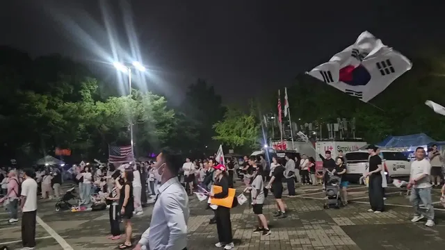 어제랑 다름없이 많이 모였다