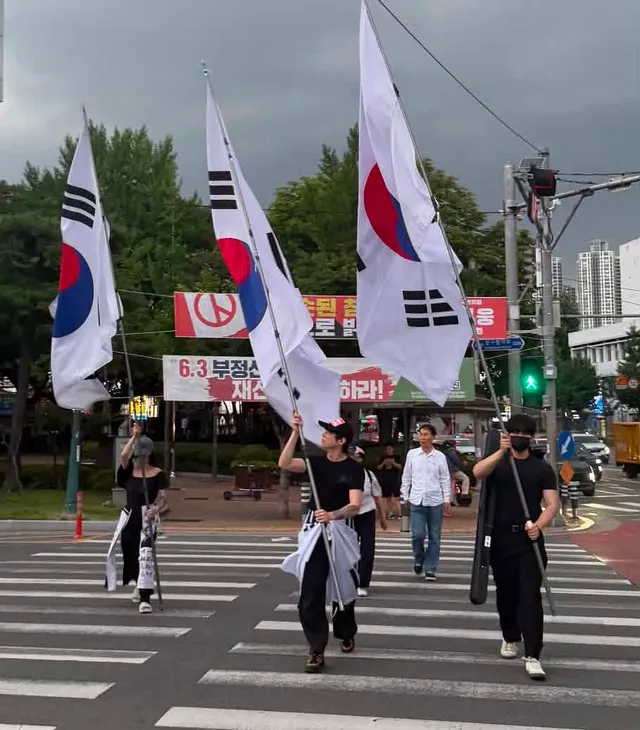 오늘 다들 화가 얼마나 나셨으면
대구에서 볼 수 있는 깃발 다 봤습니다
대형 2호 세 개 들고 특호, 멸공 형님들 따라갔습니다
부정선거 재선거
