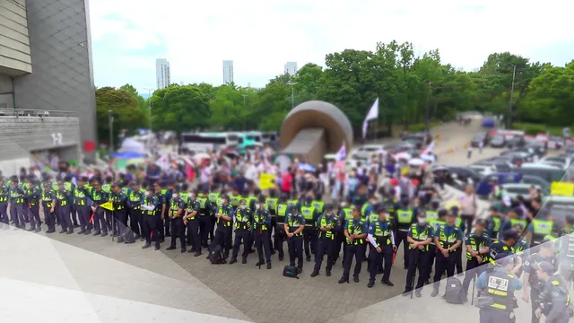 체육단체 요청엔 '머뭇'...국회 나서자 기동대 대거 투입

그동안 경찰은 체육단체들이 잠실 개표소 봉쇄로 인한 피해를 호소해도 적극적인 해산 