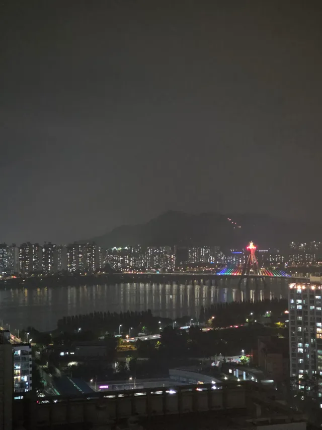 이 맛에 삽니다♡

오늘 하루도 마무리 🌉
집에 와서 이 뷰 보면 다 풀리네요.
강 건너 불빛 보고 있으면
잠실 참 좋은 동네다 싶어요.
#한