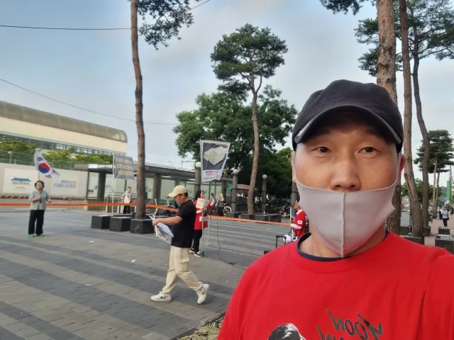 안산 중앙역 1번출구 건너편에서 외쳤어요~
올공에서 울려퍼지는 그대로~~
부정선거 재선거
당일투표 수개표

상록수에서 중앙역으로 옮겨서 사람들이