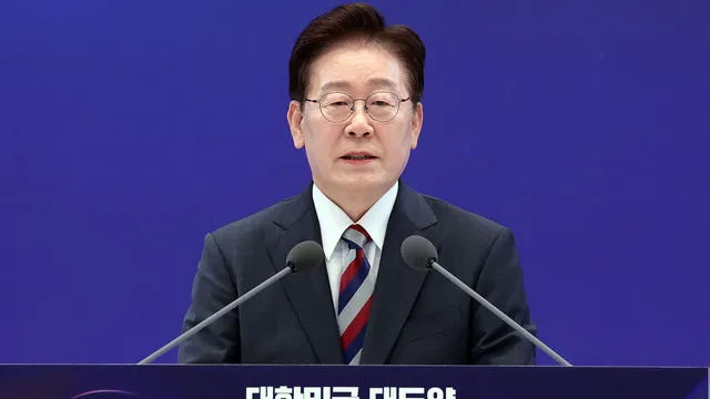 와.. 정부가 2035년까지 AI 데이터센터에 1000조 원을 투자하겠다고 발표했습니다.

그런데 같은 자리에서 최태원 SK 회장이 SK 혼자 