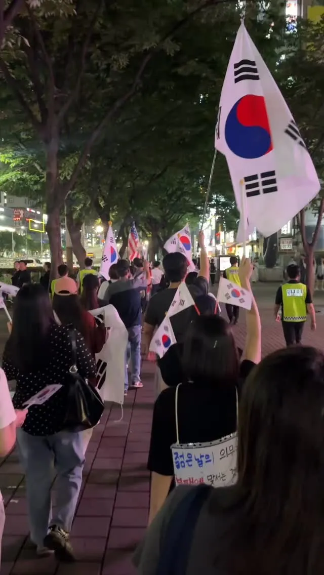 오늘도 부천 집회 고생하셨습니다!
응원해주시는 분도 많으시고 물,꽈배기 집회하다 음료수 소매넣기 해주신분 감사합니다!
