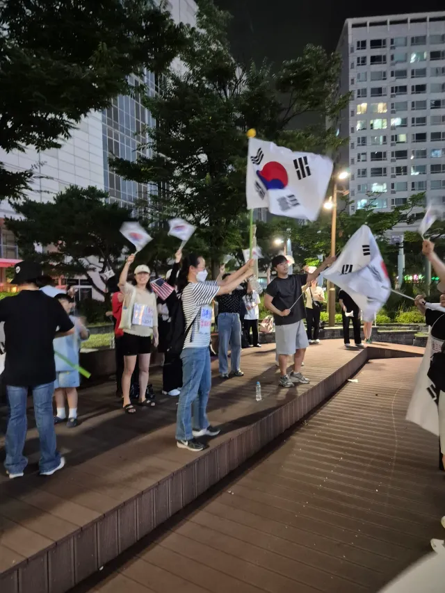 부천할배 오늘은 올공이 아니고 
신중동역 미관광장에서 민주화운동
구호 부정선거 재선거. 당일투표 수개표를
2시간 외치고왔다.이런 민주화운동이 들