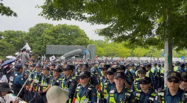 솔직히 오늘 경찰들 삼면으로 둘러싸고 몰려오는데 오금이 저렸다ㅠ 괜히 옷 뜯길까봐 추며매고 긴장은 있는 대로 했는지 목어깨 아파 죽겠음

그래도