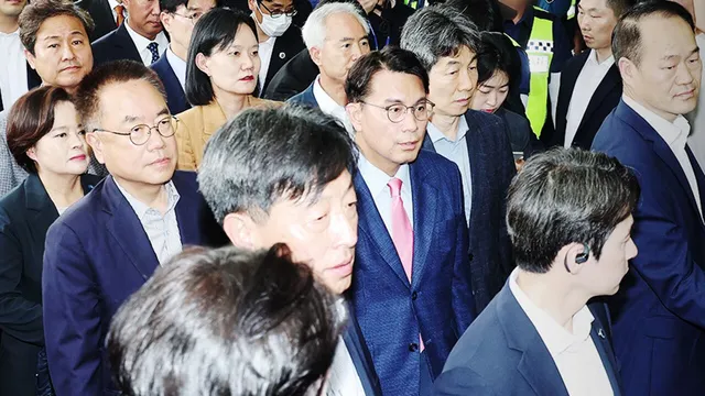 27일 만에 잠실 개표소 진입…투표지 247만 장 확인

투표용지 부족 사태를 규명하기 위한 국회 국정조사특위가 봉쇄 시위가 이어져 온 서울 올