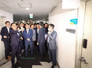CCTV 부실관리 정황 확인 선관위 질타

국회 6·3 지방선거 투표용지 부족 사태 국정조사특위(위원장 윤상현)는 2일 서울 송파구 올림픽공원 
