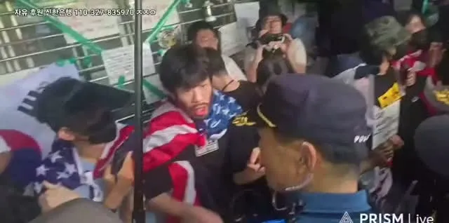 올공 스크럼 짜고 있던 애국시민들을 폭력적으로 끌어내는 경찰입니다.

그들은 대한민국 경찰입니까? 아니면 중국 공안입니까?

평화시위하는 시민들