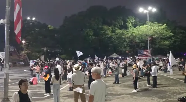 현재 올림픽공원 핸드볼경기장
오늘 현장검증으로 현장을 뒤집어 놓고 갔지만
많은 시민분들이 나와주셔서 
구호를 외쳐주시면서, 태극기를 흔들어주고 