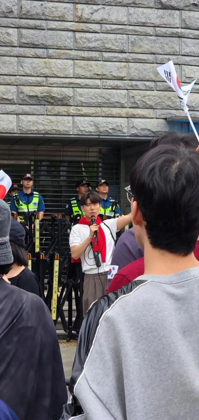 임마 이거 대진연임 조심하고
전 커뮤로 퍼트려주세요 ㄱㄱㄱㄱ

대진연이면 그냥 김정은 찬양하는 간첩집단
