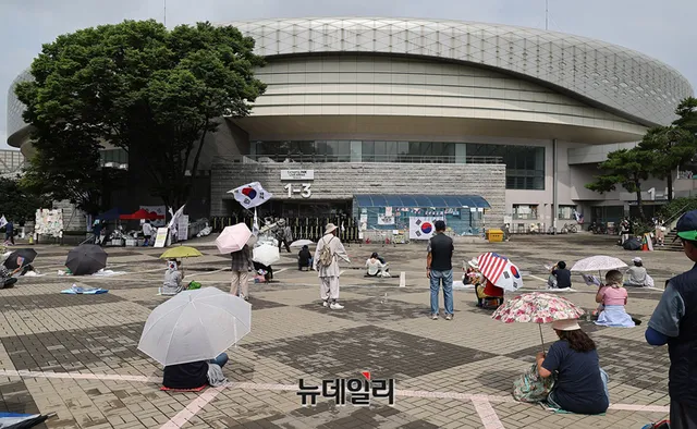 [포토] 잠실개표소 봉쇄 집회 한달 앞둔 올림픽공원

6·3 지방선거 투표용지 부족 사태로 촉발된 잠실 개표소 집회 참가자들이  3일 오전 서울